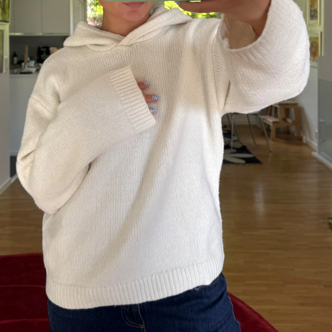 Vit stickad hoodie med huva