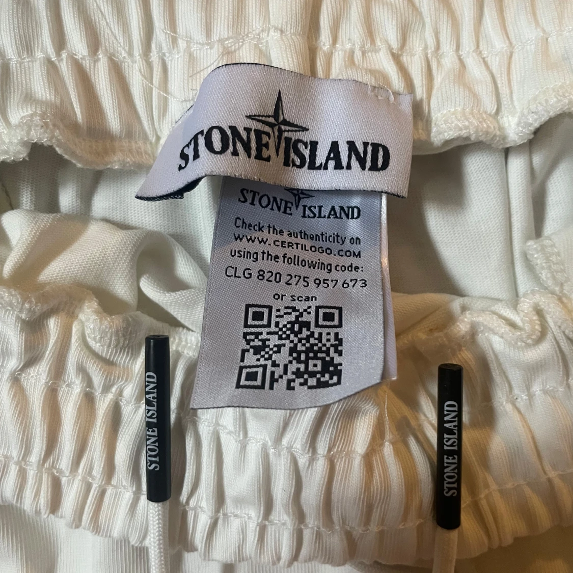 Vita shorts och t-thirt från Stone Island S men sitter som M - 3