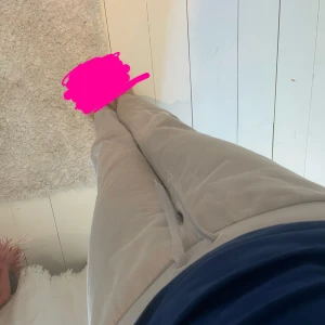 Gråa mjukisbyxor - h&m - Grå mjukisbyxor från H&M. Står storlek 162 men för mig som använder 156-164 så är det mer 148-152 :)