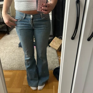 Levi's bootcut jeans i ljusblå denim - Ljusblå utsvängda jeans från Levis💕