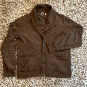 Polo Ralph Lauren cardigan  - Vintagedelight presenterar: Polo Ralph lauren cardigan i storlek S. Tröjan sitter som en S och har ett väldigt mjukt och skönt material. Hör av er vid fler funderingar🥂👍 Pris kan diskuteras😜(Se sista bild för att se vad QR-koden leder till)