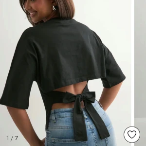 Svart topp - Svart topp från Nelly! Prislappen är kvar