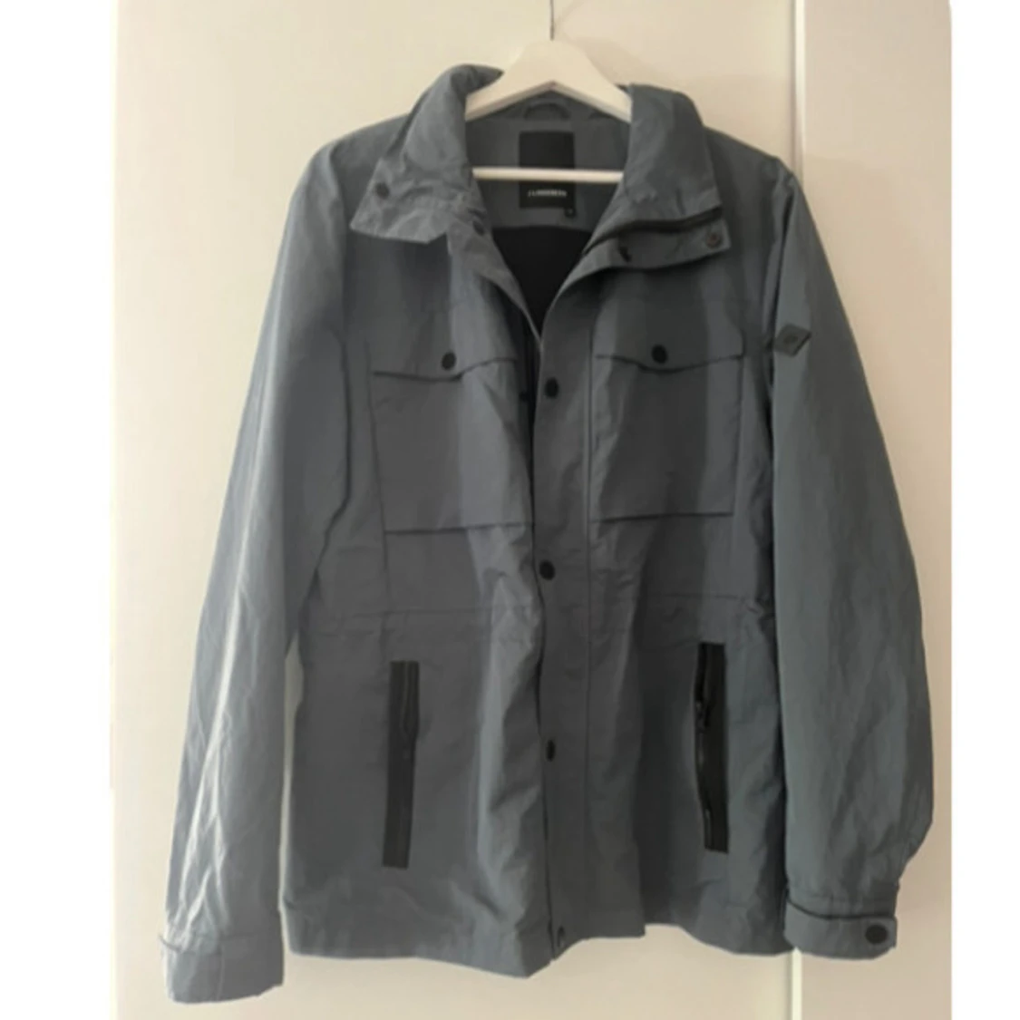 Grå vindjacka från J. Lindeberg