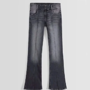 Grå bootcut jeans - Snygga grå bootcut jeans med låg midja från bershka. I jättefint skick i storlek 36💗