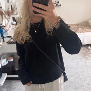 Stickad tröja  - Säljer denna stickade tröja från & Other Stories. Den är i väldigt gott skick och sparsamt använd💕