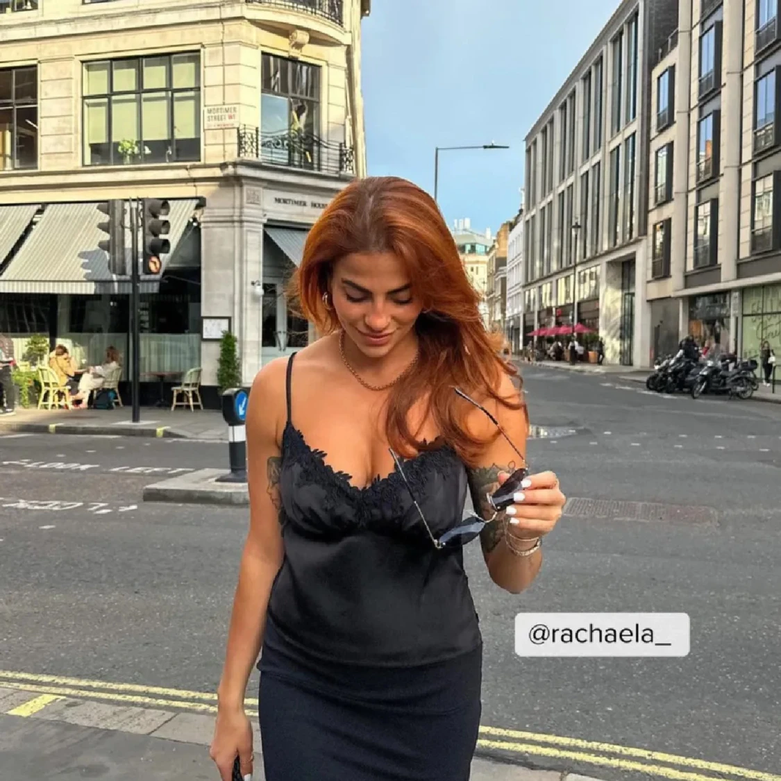 Svart topp med spetsdetaljer - 2