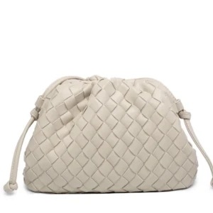 Beige flätad handväska i skinn - Snygg  handväska med flätad design och dragsko i sidorna. Väskan är tillverkad i mjukt skinn och har en modern, puffig form som ger en trendig look. Perfekt accessoar för att lyfta din outfit.