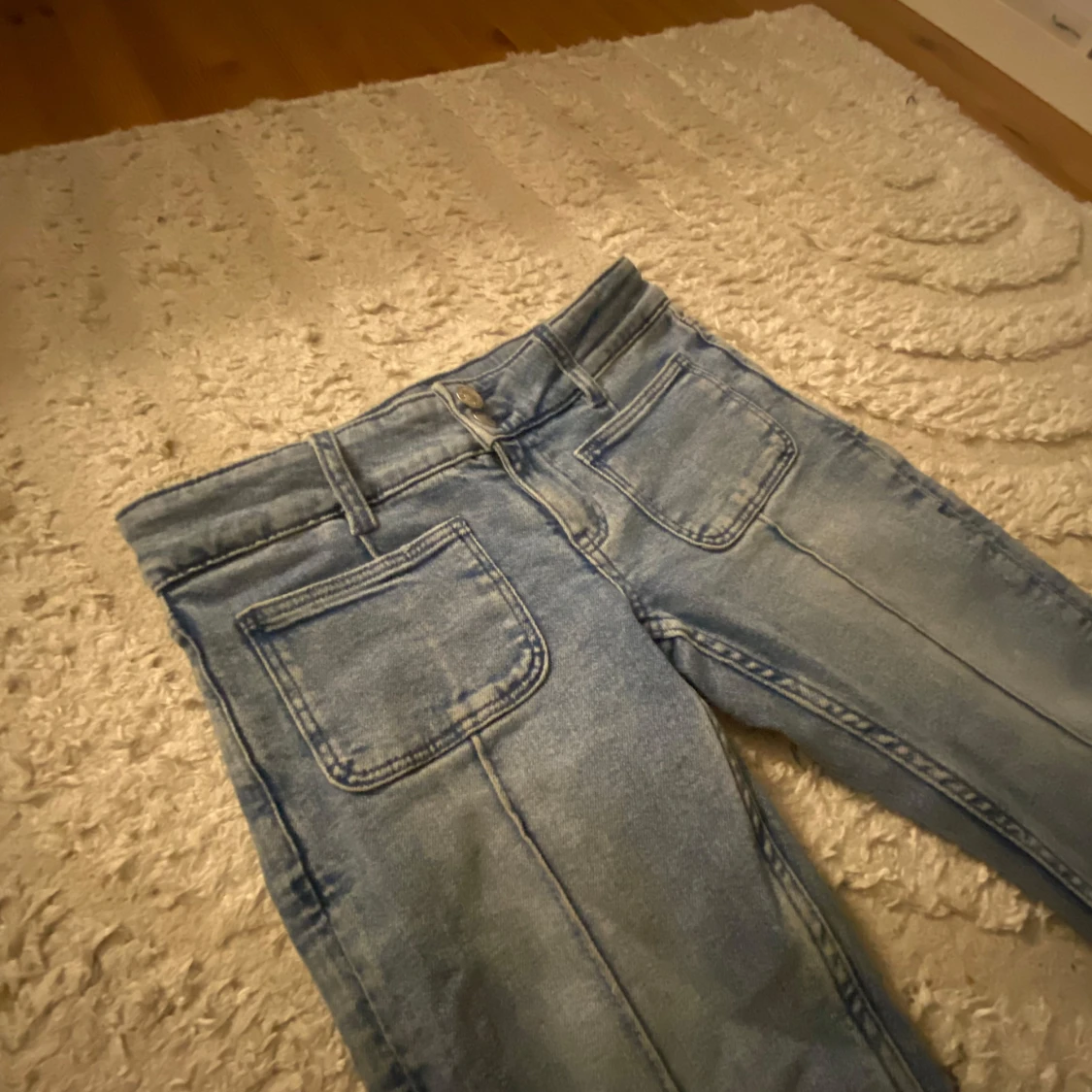 Ljusblå bootcut jeans med fickor - 1