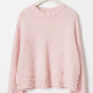 Ljusrosa stickad tröja från gina💕 - Supermysig ljusrosa stickad tröja med rund hals och ribbade muddar vid ärmslut och nederkant. Perfekt för att hålla sig varm under kyliga dagar och passar till både jeans och kjol. Enkel och stilren design som är lätt att matcha.