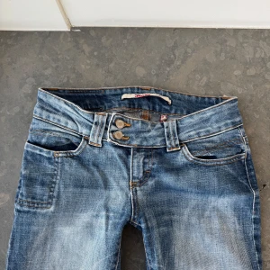 Lågmidjade jeans  - Super snygga jeans, har bild på med ett par likadana så att man kan se passformen fast i en annan storlek. Midjemått tvärsöver är 37cm, midjehöjden är 17cm och inerbens längden är 77cm💕