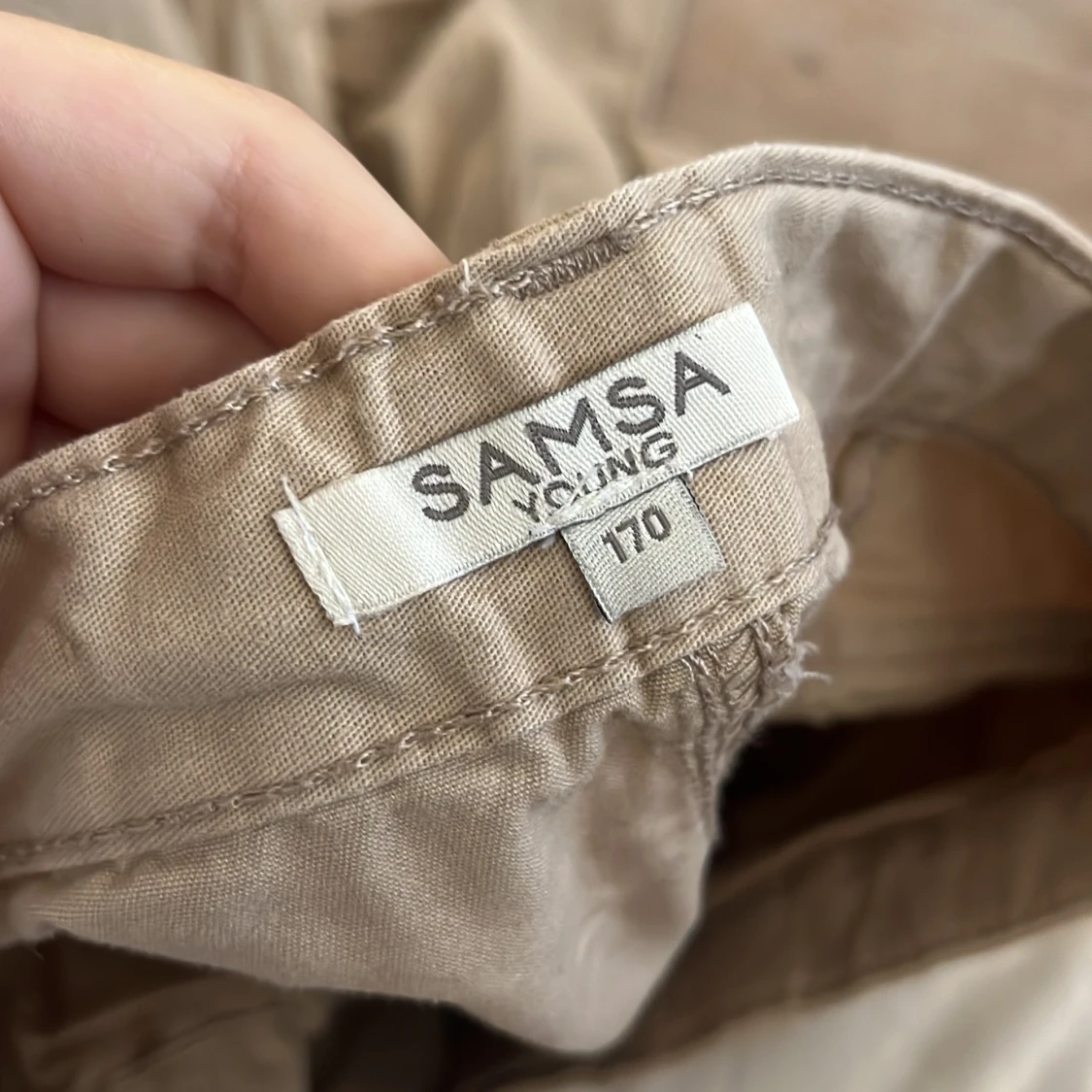 Beige cargobyxor från Samsa Young - 2