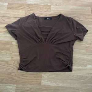 Blus - Blus från BIK BOK. Nypris 289kr. Köparen står för frakten. Pris kan diskuteras vid snabb affär.