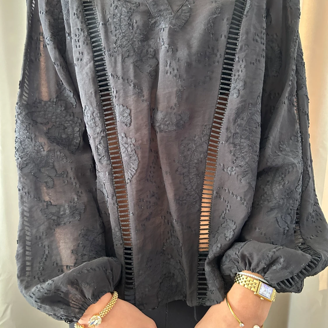Svart blus med broderi från Levete Room - 1
