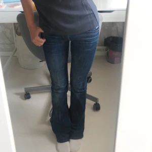 Mid Waist Bootcut Jeans - Säljer ett par mörkblåa mid waist bootcut jeans i strl. W24 L32. Köpt på Zalando men märket är G-star och tror inte de går att köpa längre (köptes vintern 2022). Defekt på sista bilden där det är slitage vid hälarna samt fläck som inte går bort i tvätten, men bortsett från det så är jeansen i ”Mycket bra skick”.