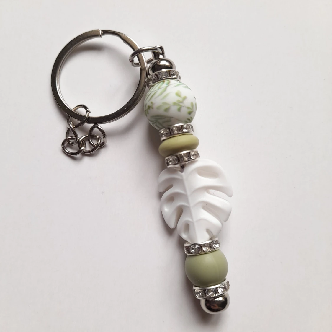 Nyckelring med pärlor och blad