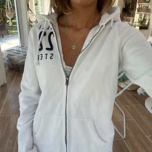 Hollister zip - En zip från Hollister i storlek M. Tröjan bedöms vara använd men i fortsatt gott skick. Jag skickar inom 24h. Se liknande zip i min profil! E81