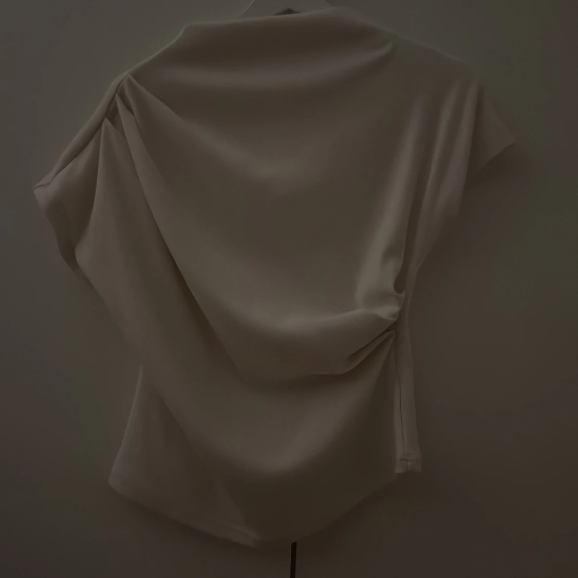 Beige omlott blus i satin