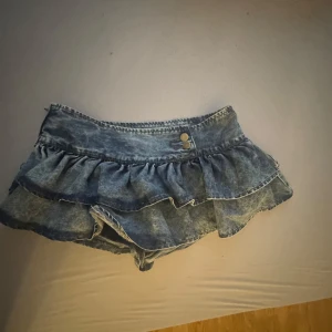 Volangkjol med inbyggda jeans - As snygg kjol med volang. Den har även inbjuda shorts! Pris kan diskuteras, hela ny oandvänd