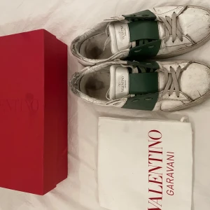Valentino Garavani Open sneakers vit/grön - Säljer ett par Valentino Garavani Open sneakers i storlek 42, 5/10 i skick. Självklart äkta, pris kan alltid diskuteras💯❤️