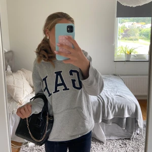 GAP Hoodie  - Jättesnygg hoodie som är i storlek xxl KID! Den passar alltså mig som är xs! Passar perfekt nu till hösten