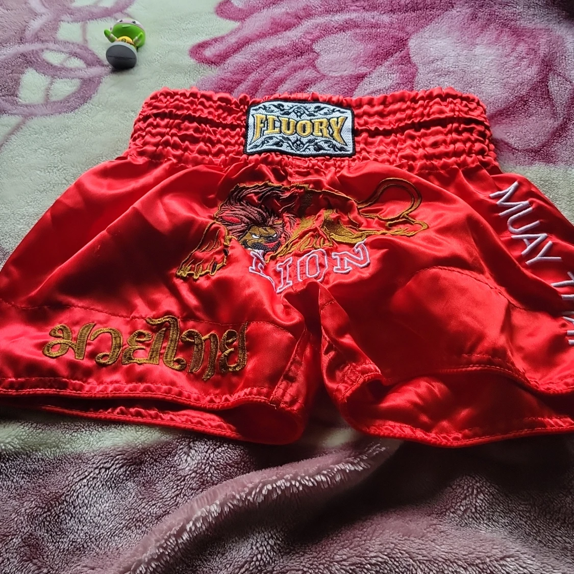Röda Muay Thai shorts från Fluory