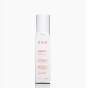 CAIA Calming Toner 100 ml - CAIA Calming Toner är en parfymfri toner för torr och känslig hud. Kommer i en stilren, vit fyrkantig flaska med rosa text och vitt lock. Innehåller panthenol och passar perfekt i din hudvårdsrutin efter rengöring. Har aldrig använt, köpte den förra månaden