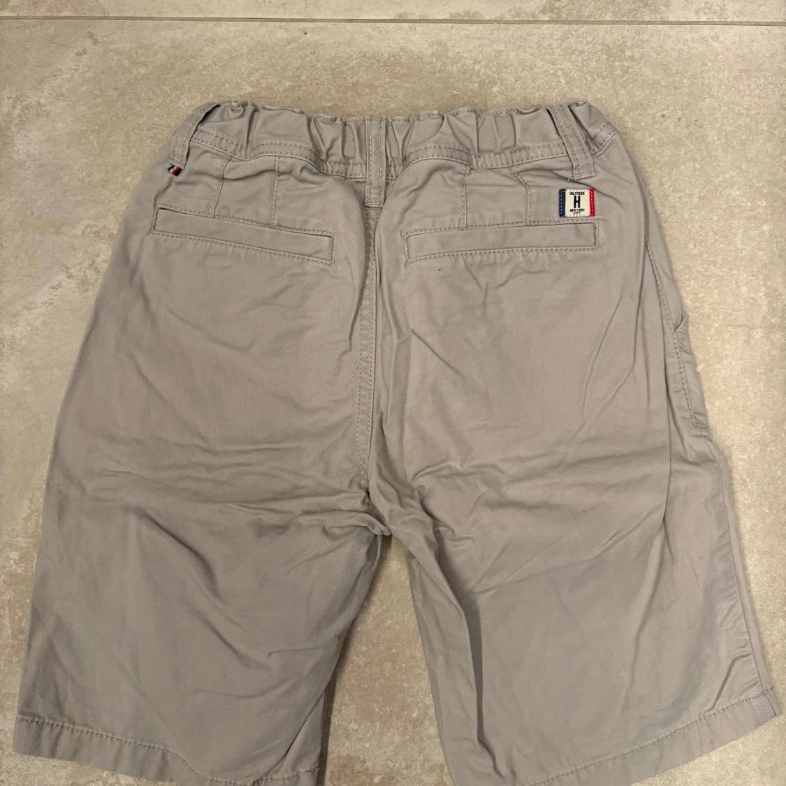 Grå shorts från Tommy Hilfiger - 1