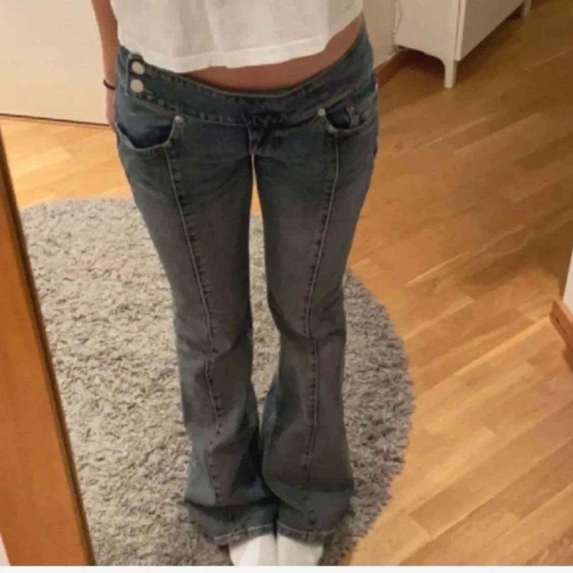 Lågmidjade bootcut jeans med snörning - 2