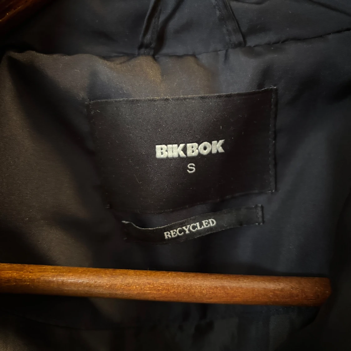 Svart pufferjacka från Bik Bok - 1