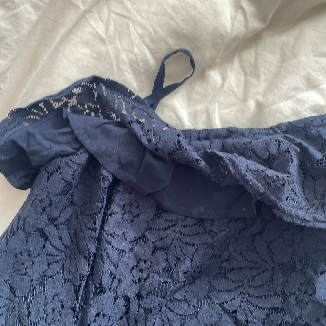 Marinblå spetsig oneshoulder-top Abercrombie - 2