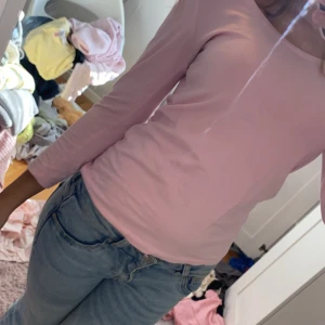Ljusrosa tröja - Supersöt rosa tröja. Tröjan ska sluta i armvecken men är lite längre. Alltså inte en lång ärmad tröja!💕