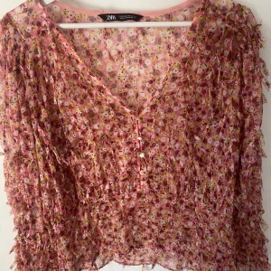 Zara blus  - Så fin somrig blus från Zara🌸Toppen har lite resor i midjan och vida armar. Toppen är strl S. Sista bilden är ett tips på hur man kan styla, lånad från Pinterest! 