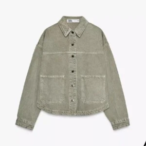 Grön jacka från Zara i jeans - Nästan helt oanvänd jacka från Zara i storlek XS,inga defekter förekommer🩷