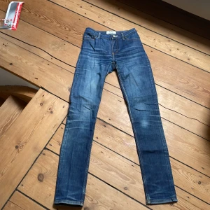 Acne Studios Flex Raw Reform jeans - Acne studios jeans med en skön tvätt i storlek 24/32. De är i ett väldigt bra skick med några slitningar vid baksidan. Pris är ej hugget i sten❤️ hör av er vid frågor🔥❤️