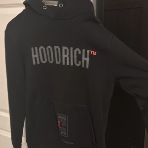 Svart HOODRICH hoodie med tryck - Säljer en Svart hoodie från HOODRICH med detaljer på både fram och backsidan. Hoodien är i storlek m och jag har använt den i cirka 2 månader då jag slutat ha på mig den för jag har bytt still. Priset på hoodien är 600kr priset kan diskuteras. Desutom har jag köpt hoodien för 1100kr.
