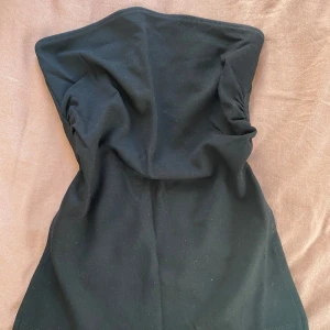 Svart tubtopp från Bershka - Svart, tight tubtopp från Bershka i stretchigt material. 