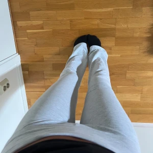 Ljusgrå Yogapants från Nelly - Superbekväma ljusgrå Yogapants från Nelly i mjukt bomullsmaterial. De har en slim passform upptill och lätt utsvängda ben.