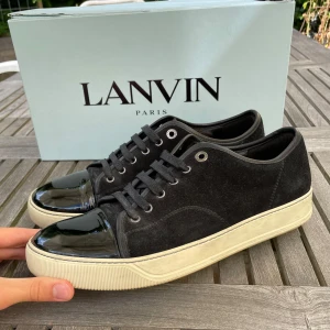 Lanvin skor  - Hej! Säljer nu dessa sjukt snygga Lanvin skor. Skorna är i toppskick! Vi rekommenderar att gå ner en storlek. Har ett begränsat antal boxar och dustbag! Hör gärna av dig vid frågor 