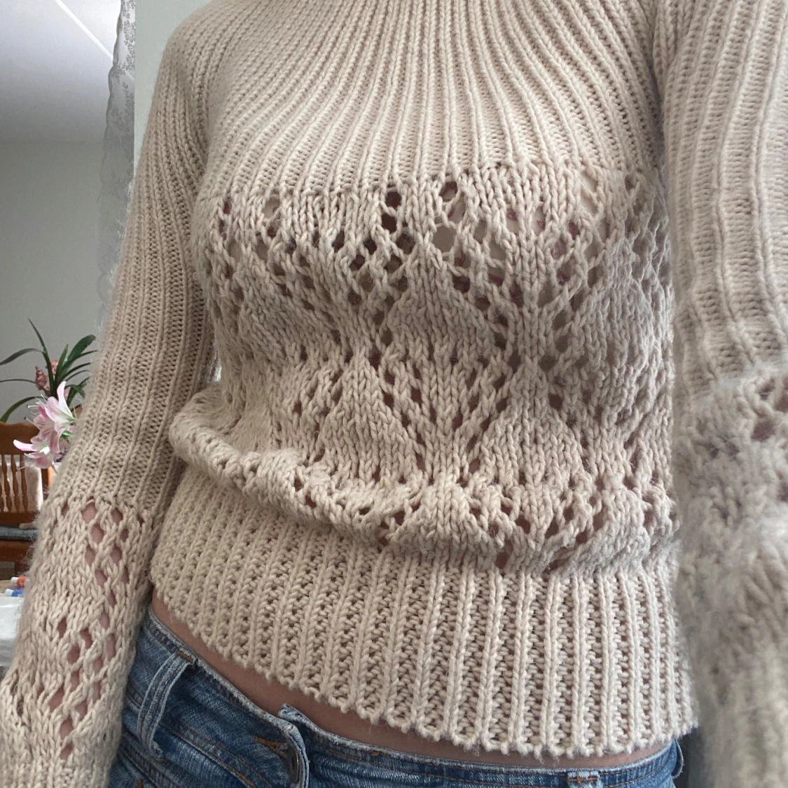 Beige stickad polotröja med hålmönster - 1