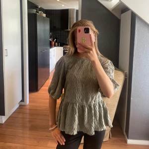 Blus  - Jätte snygg och söt blus med knytrygg ifrån Gina Tricot i storlek S. Tröjan har ett väldigt litet hål på ryggen som man ser på sista bilden, annars är tröjan i väldigt bra skick!