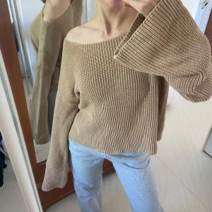 Stickad tröja - Har klippt bort storlekslapp men den är lite oversize skulle säga den kan passa allt från xs-m (jag har xs-s i vanliga fall och sådär sitter den på mig). Bra skick förutom att det blivit ett litet litet hål när jag tog bort storlekslappen i nacken som ni kan se på bild 4, tycker dock inte man tänker på det men därav priset. Skriv om ni också vill köpa annat på min sida så kan ni få paketpris och slipper betala dubbelfrakt