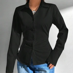 Figursydd skjorta - Säljer denna oanvända figursydda skjorta. Säljs då den är för liten. Den är i bra kvalite!