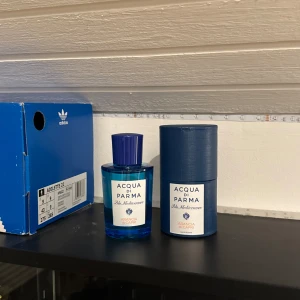 Acqua di Parma Arancia di Capri 75ml - Fräsch parfym från Acqua di Parma, Blu Mediterraneo Arancia di Capri. Flaskan är i glas med blå färg och har en matchande blå plastkork. Kommer med originalcylinder i blått papper. Citrusdoft med italienska vibbar, perfekt för dig som gillar fräscha och energiska dofter. Endast testad men säljer då den inte riktigt föll mig i smaken. 