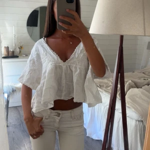 Vit linne topp från zara - Säljer denna super fina topp i linne material från Zara med broderier på bröstet🌸🍋🌊