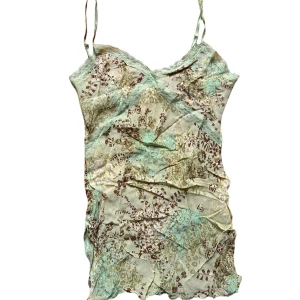 Vintage y2k Blommig linnetopp  - Söt grönt blommigt lite längre linne. Strl 38 men passar även en S! Slits på sidorna