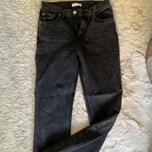 Jeans från Gina tricot - Snygga jeans från Gina tricot, riktigt snygg färg! Strl 36✨ Fint skick!!
