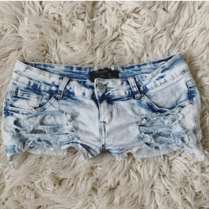 Lowwaist lowrise lågmidjade jeanshorts  - Se profil för flera lågmidjade jeanshorts och Sthlm stil kläder💞Såååå snygga och stretchiga ! midja rakt över: ca 37 + supermycket stretch💞 storlek 38 men något liten i storleken, dock väldigt stretchiga så skulle säga att den passar S/M