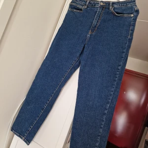 Stradivarius högmidjade slim fit jeans - Stradivarius högmidjade slim fit jeans i stl 42. Elastiska. Använda men fint skick