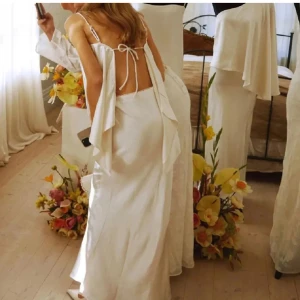 ser från gina tricot - set med topp + kjol från gina tricot i stl 34. köp i bundles för ett billigare pris🥰