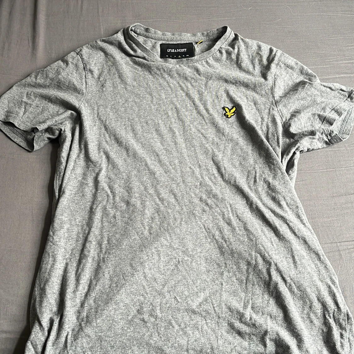Grå t-shirt från Lyle & Scott - 1